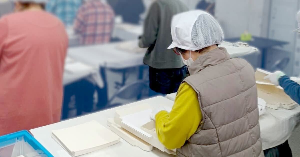 所員が作業している